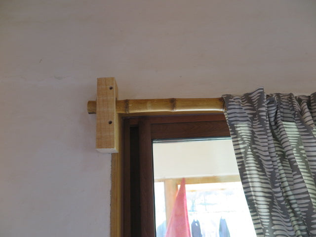 Palo de bambú para cortina con fijaciones de madera